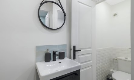 Leafy Courtyard Views 7