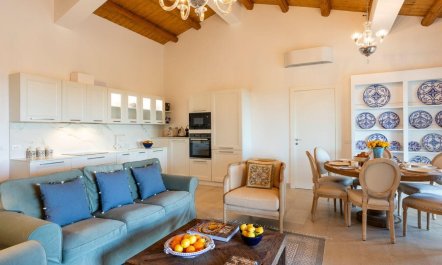 Sea Views & Lemon Trees 6