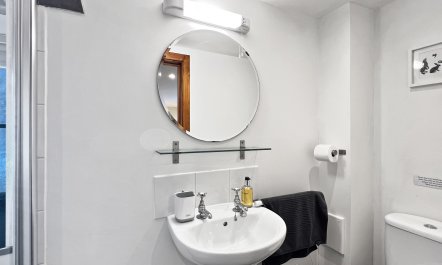 Bramble Cottage, Barbrook 9