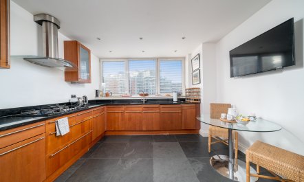 The Thames Outlook 4