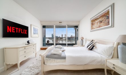 The Thames Outlook 7