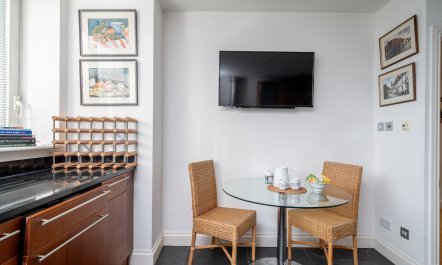 The Thames Outlook 6