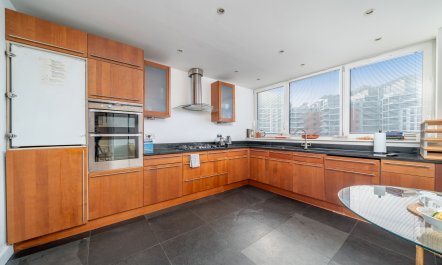 The Thames Outlook 5