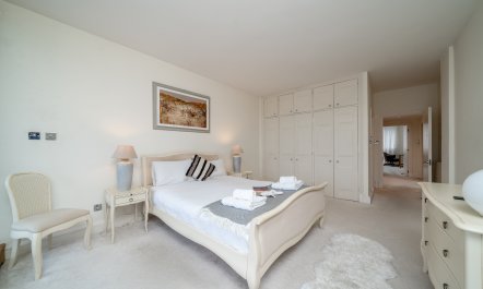 The Thames Outlook 8