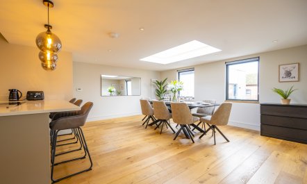 Henley Hideaway 8