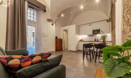 Renaissance-style Courtyard 2