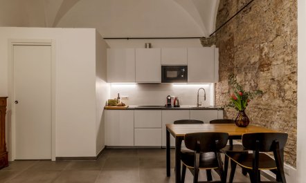 Renaissance-style Courtyard 1