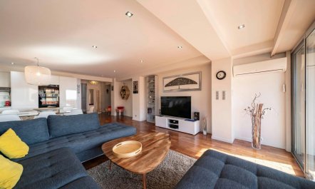 Port-Side Apartment 4