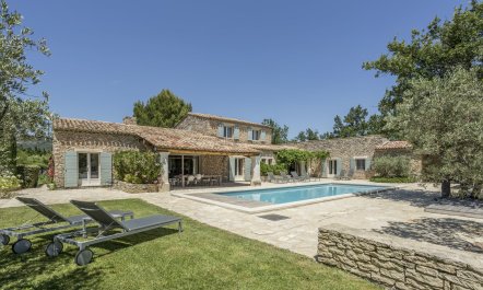Chic Courtyard