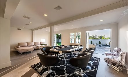 Hollywood Hills Kissing Book 3