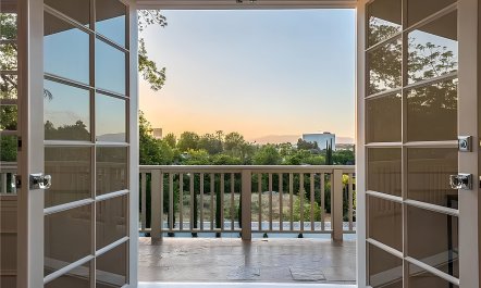 Hollywood Hills Kissing Book 6