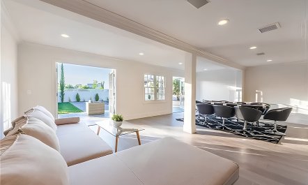 Hollywood Hills Kissing Book 7