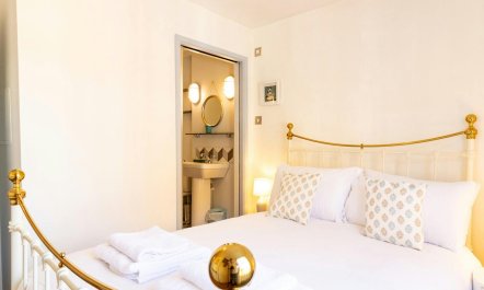 Coastal Cottage Escape 9