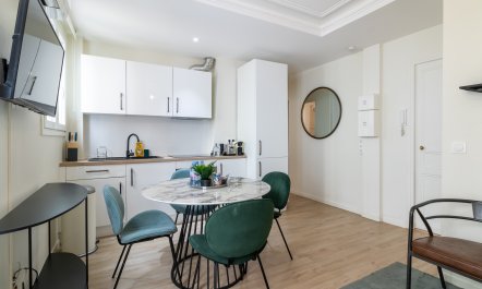 Champs-Elys&eacute;es Retreat 3