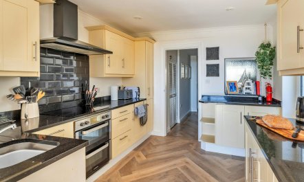 Green Hills & Sea Air 7