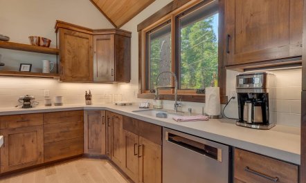 Verdant Hillside Place 7