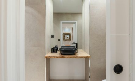 The Malasa&ntilde;a Base 8