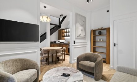 Parisian Courtyard Home 4