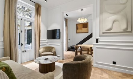 Parisian Courtyard Home 3