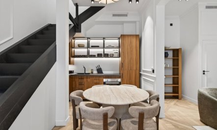 Parisian Courtyard Home 7