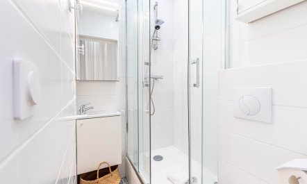 Cosy Parisian Oasis 8