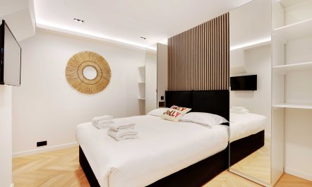 Parisian Courtyard Abode 8