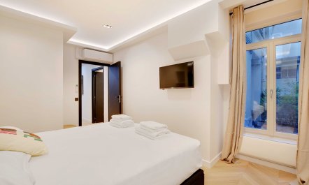 Parisian Courtyard Abode 9