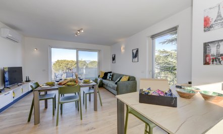 Linger by the Lakefront