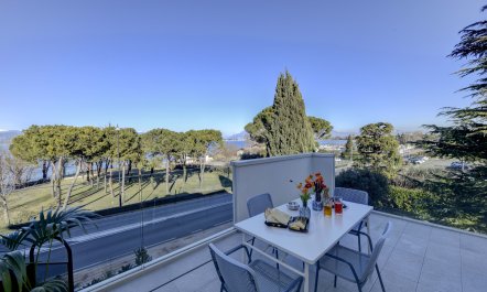 Linger by the Lakefront 1