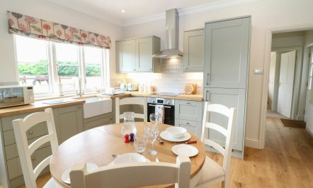 Love in the Cotswolds 4