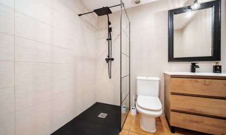 Sunny Shores Escape 8