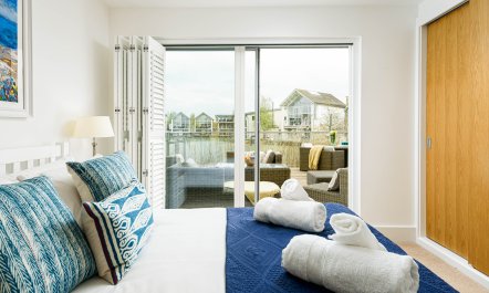 Cotswolds Waterside Escape 9