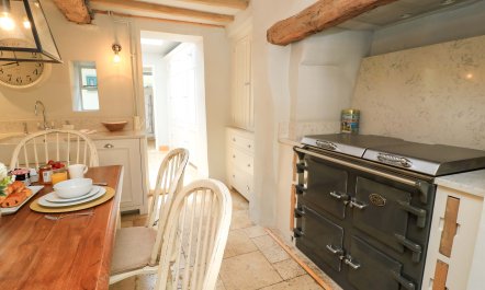 The Cosy Cotswolds 1