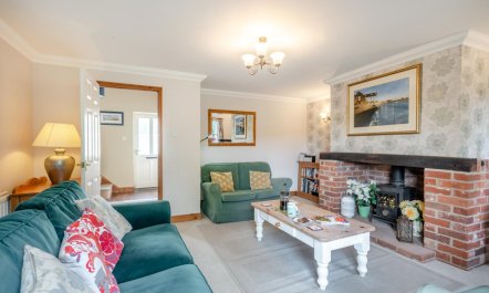 3 Bed in Weybourne 2