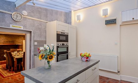 4 Bed in Tyn-y-gongl 5