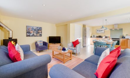 6 Bed in Knodishall 2