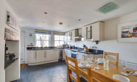 4 Bed in Dartmouth 4