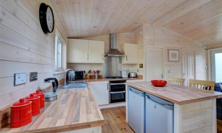 2 Bed in Weybourne 2