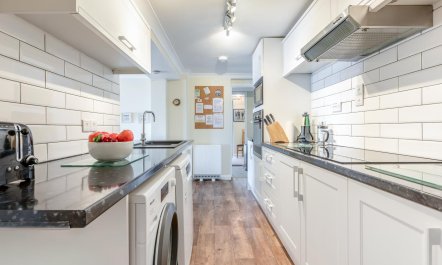 3 Bed in Clifton Court 7