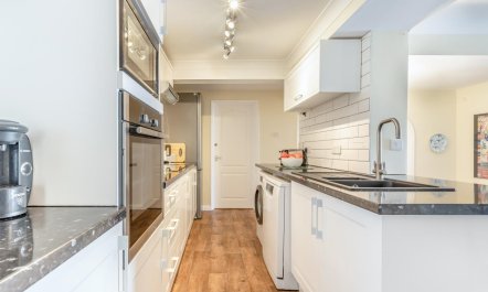 3 Bed in Clifton Court 5