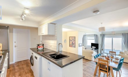 3 Bed in Clifton Court 6