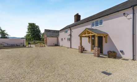 7 Bed in Welshpool