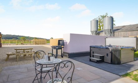 7 Bed in Welshpool 9