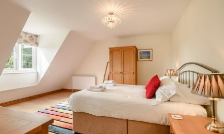 5 Bed in Hanworth Common 8