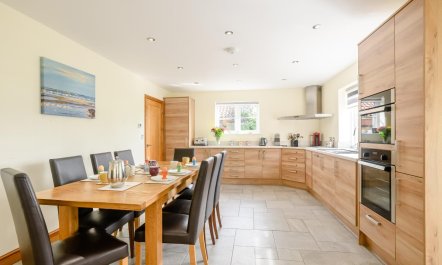 5 Bed in Hanworth Common 5