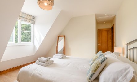 5 Bed in Hanworth Common 7