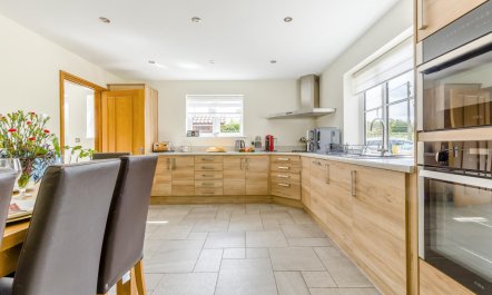 5 Bed in Hanworth Common 8
