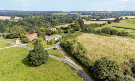 5 Bed in Hanworth Common 1