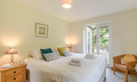 5 Bed in Hanworth Common 4