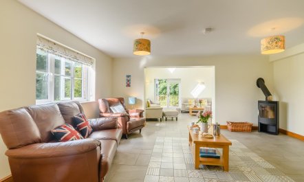 5 Bed in Hanworth Common 4